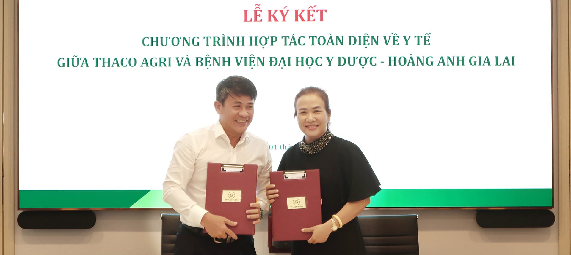 Ông Trần Bảo Sơn – Tổng Giám đốc THACO AGRI và BS CKI Nguyễn Thị Thu Thảo - Chủ tịch HĐQT Công ty Cổ phần Bệnh viện Đại học Y dược - Hoàng Anh Gia Lai ký kết chương trình hợp tác