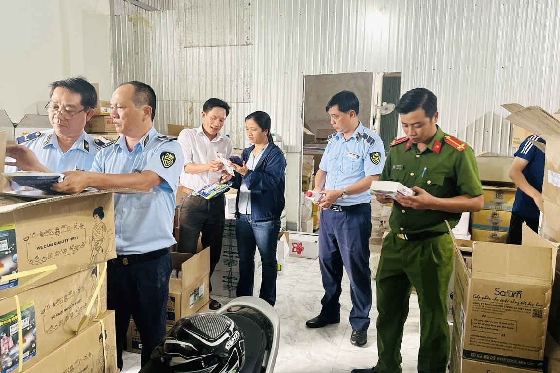 TP. Hồ Chí Minh: Phối hợp chặt chẽ, kiên quyết không để xảy ra các điểm nóng về buôn lậu -0