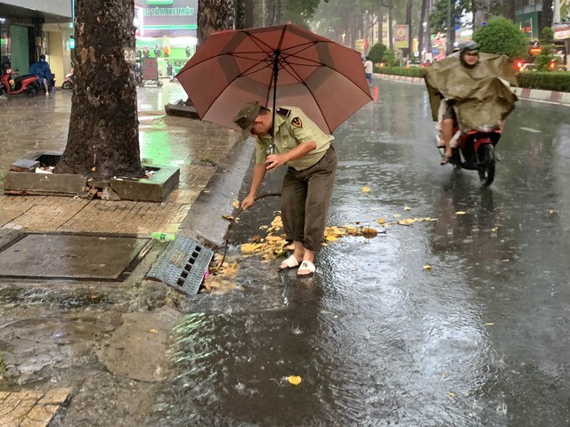 TPHCM mưa dông nhiều nơi, người dân không kịp trở tay ảnh 1