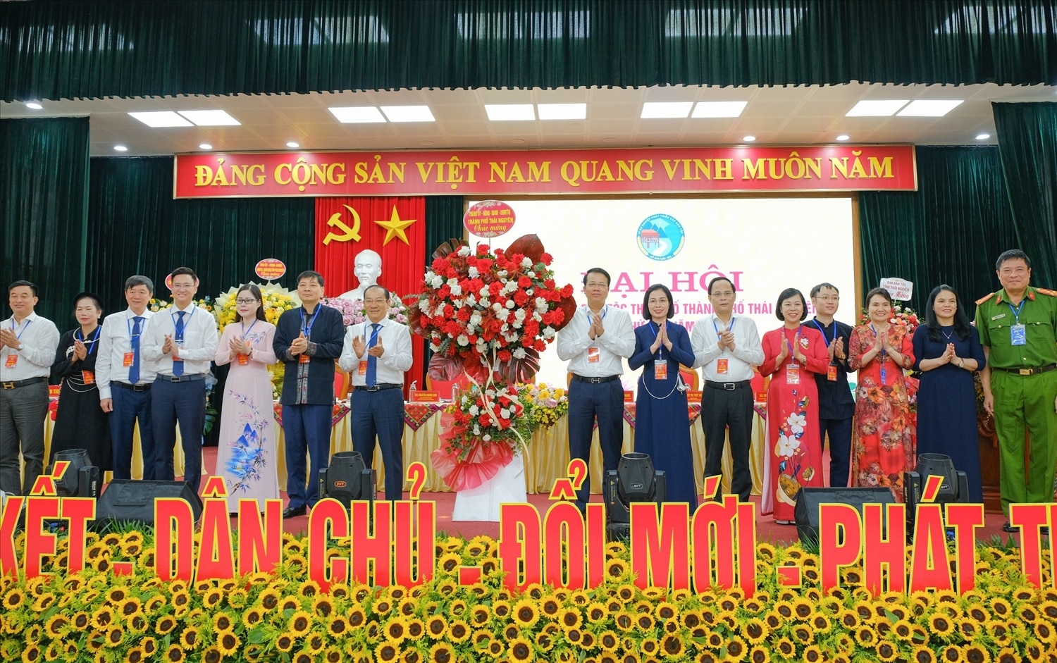 Lãnh đạo TP. Thái Nguyên tặng hoa chúc mừng Đại hội