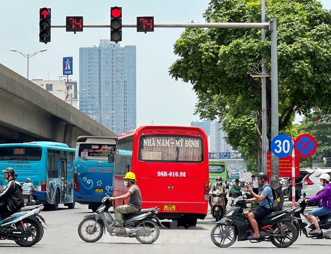 Tận thấy bến xe lậu dài nửa cây số trên đường phố Hà Nội ảnh 1