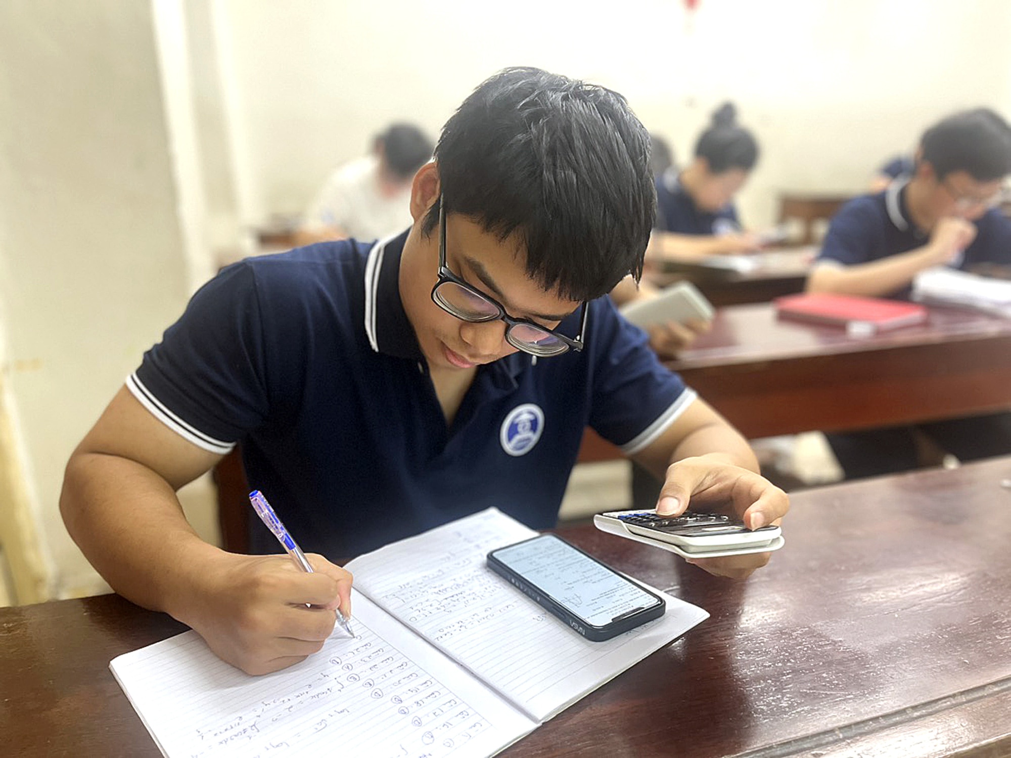 Học sinh lớp 12 Trường THPT Trần Phú (Hà Nội) đến lớp tự ôn tập trong những ngày cuối trước kỳ thi tốt nghiệp THPT - Ảnh: V.HÀ