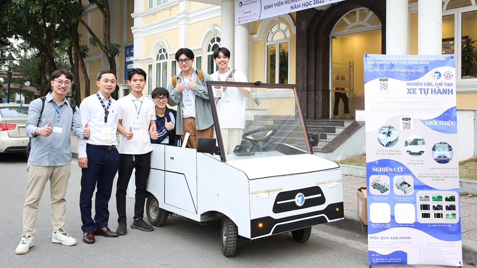 Nhóm sinh viên trường Đại học Quốc gia Hà Nội với mô hình xe tự hành