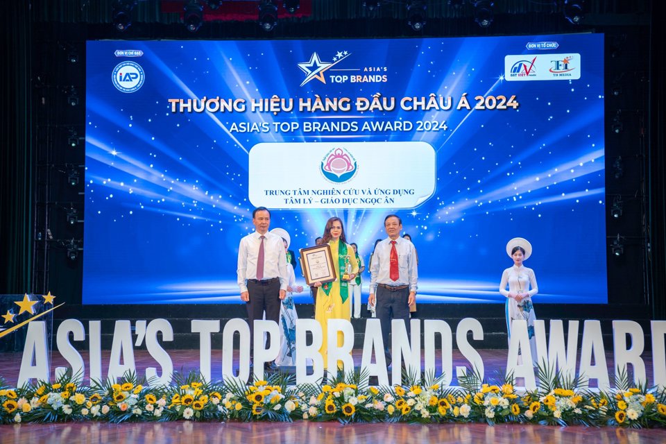 Ban tổ chức trao chứng nhận top 10 thương hiệu hàng đầu châu Á cho bà Đào Thanh Hoàn, người sáng lập Trung tâm nghiên cứu và ứng dụng Tâm lý - Giáo dục Ngọc Ân