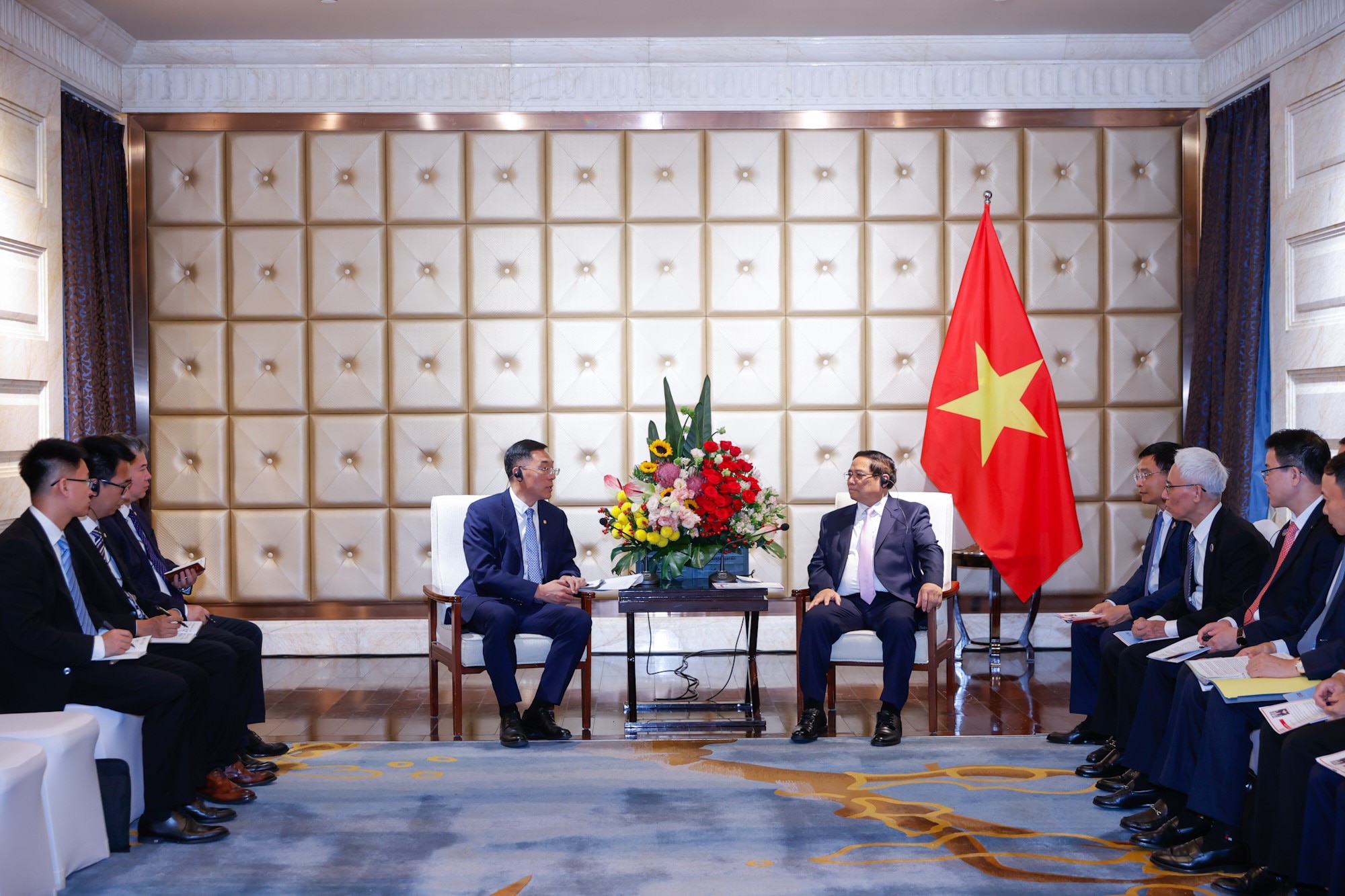 Thủ tướng tiếp ông Tôn Vinh Khôn, chủ tịch HĐQT Công ty TNHH Đầu máy và toa xe lửa Đại Liên (CRRC) - Ảnh: ĐOÀN BẮC