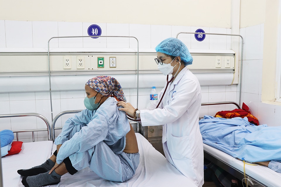 Bác sĩ khám cho bệnh nhân điều trị tại Bệnh viện Phổi Hà Nội. Ảnh: Hà Linh