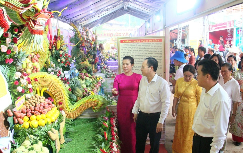 Ông Nguyễn Văn Hiếu,  Bí thư Thành ủy (giữa) tham quan hội thi trang trí, tạo hình trái cây nghệ thuật tại Ngày hội Vườn trái cây Tân Lộc.