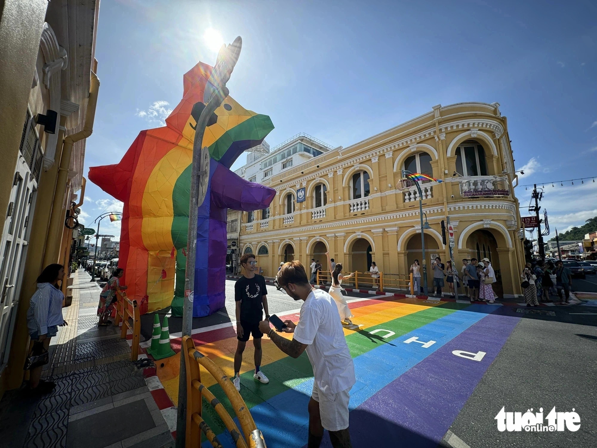Chú gấu "cầu vồng" bên hông Tòa thị chính phố cổ Phuket đã mặc áo mới trong Tháng Tự hào - Pride Month 2024 - Ảnh: VŨ THỦY
