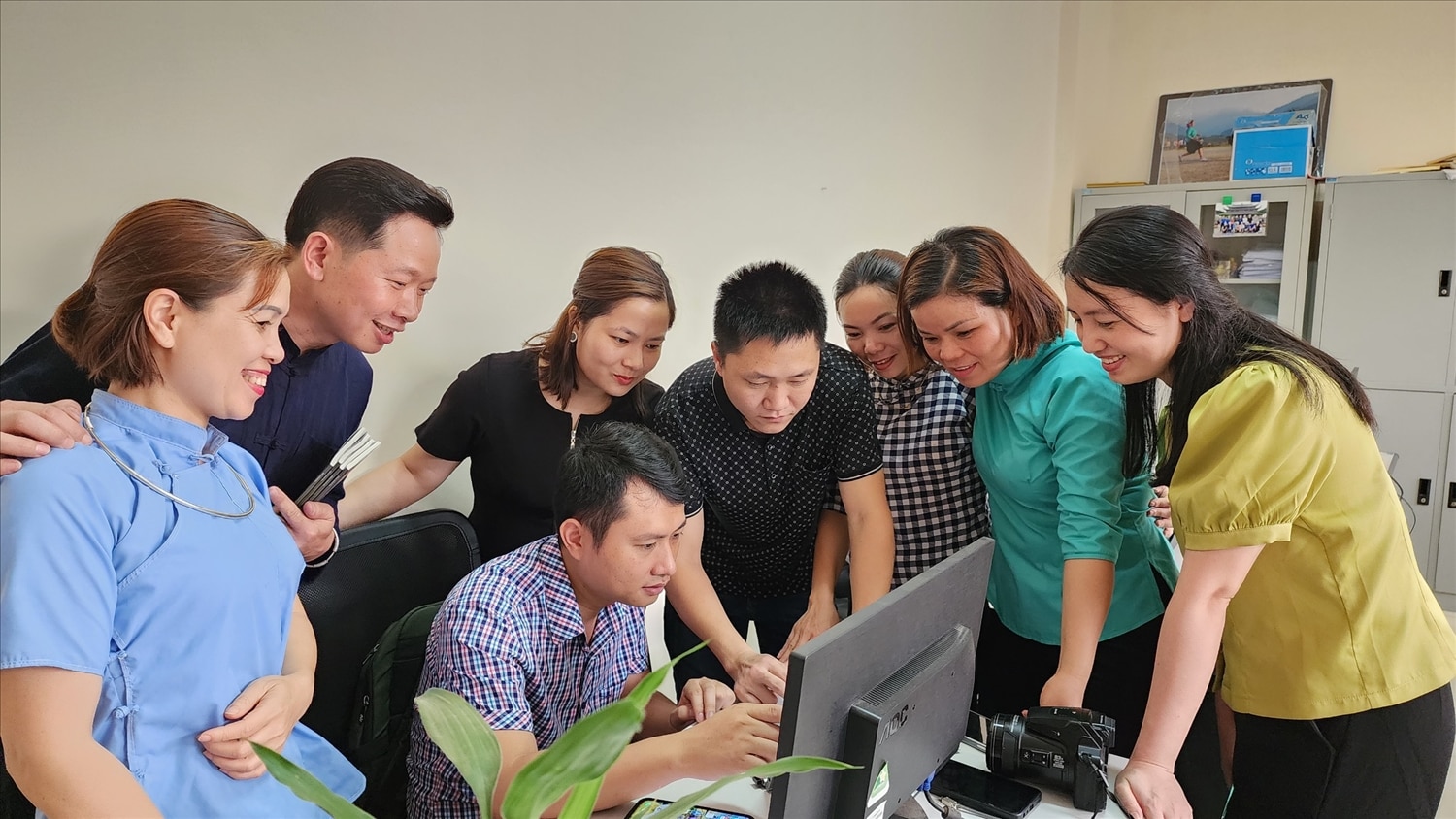 Các phóng viên cùng cán bộ Trung tâm Truyền thông, văn hóa huyện Bình Liêu cùng chia sẻ thông tin, kinh nghiệm