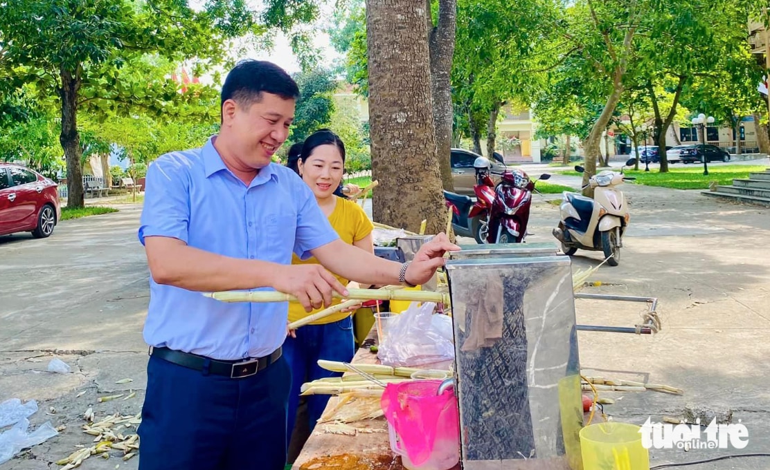 Thầy Phan Tất Khang - hiệu trưởng Trường THPT Yên Thành 3, Nghệ An ép nước mía cho học sinh ôn thi tốt nghiệp THPT - Ảnh: TÂM PHẠM
