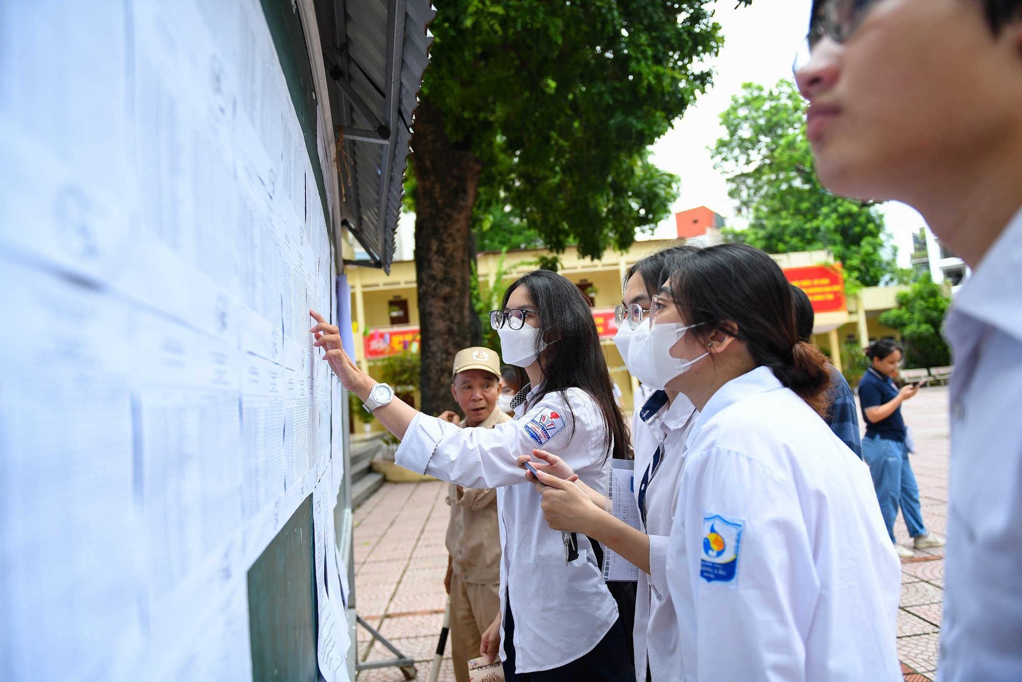 Thí sinh xem thông tin ở điểm thi vào kỳ thi tốt nghiệp THPT năm trước tại Hà Nội - Ảnh: NAM TRẦN