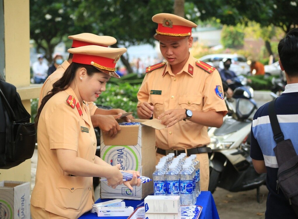 Thí sinh quên giấy tờ thi tốt nghiệp được cảnh sát giao thông chở về lấy - 2