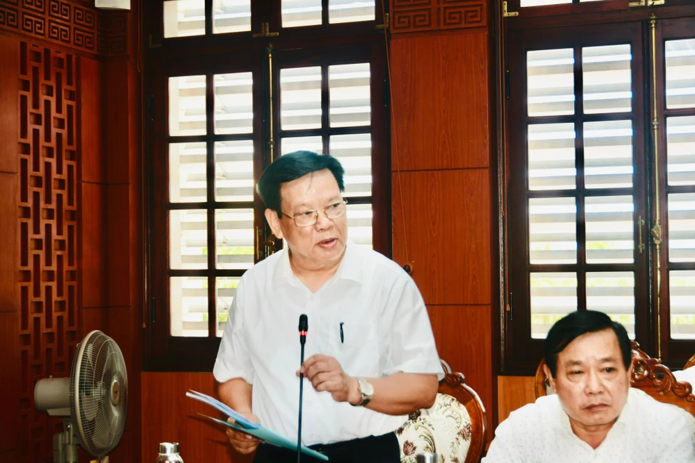 Giám đốc Sở Giáo dục và Đào tạo tỉnh Quảng Nam, Thái Viết Tường báo cáo tại buổi làm việc.jpg