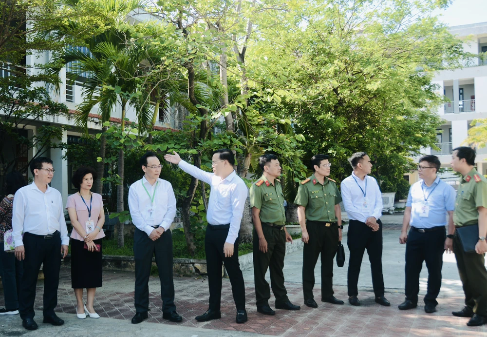 Thứ trưởng Hoàng Minh Sơn kiểm tra công tác chuẩn bị tại Điểm thi Trường THPT Hoàng Hoa Thám.jpg