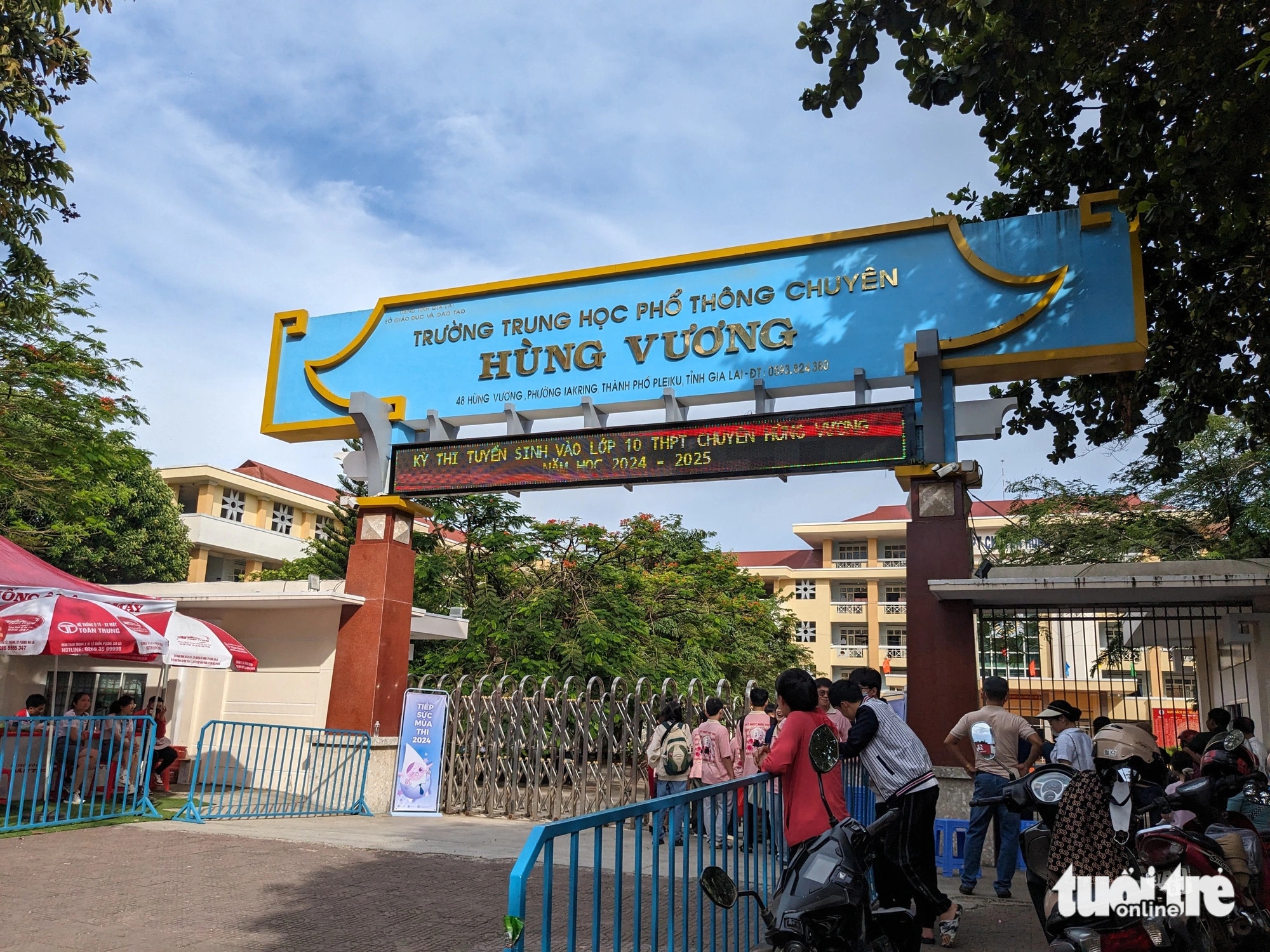 Phụ huynh và người nhà thí sinh chờ đợi trước cổng Trường THPT chuyên Hùng Vương, TP Pleiku, Gia Lai, trong buổi thi chiều 8-6 - Ảnh: TẤN LỰC 