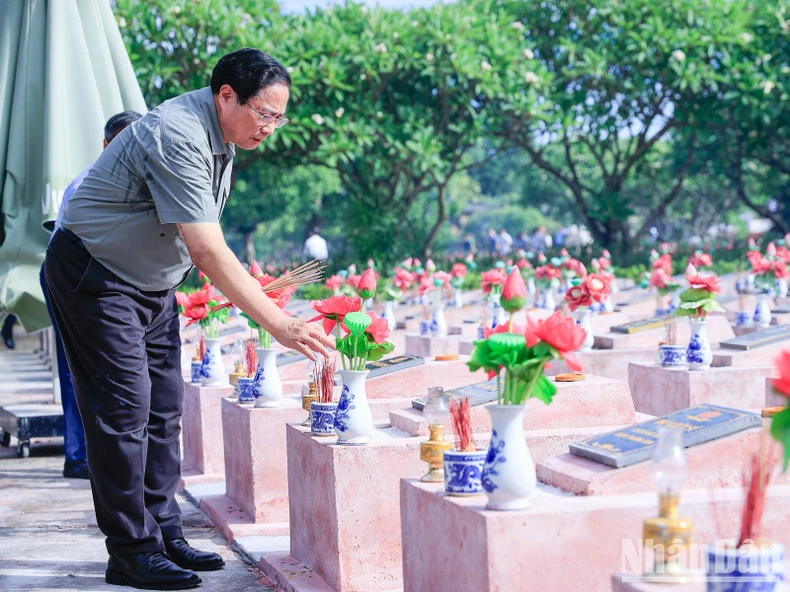 Thủ tướng Phạm Minh Chính dâng hương tưởng niệm Đại tướng Võ Nguyên Giáp ảnh 3