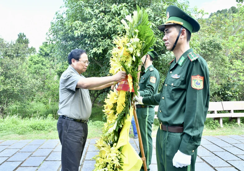 Thủ tướng Phạm Minh Chính dâng hương tưởng niệm Đại tướng Võ Nguyên Giáp ảnh 1