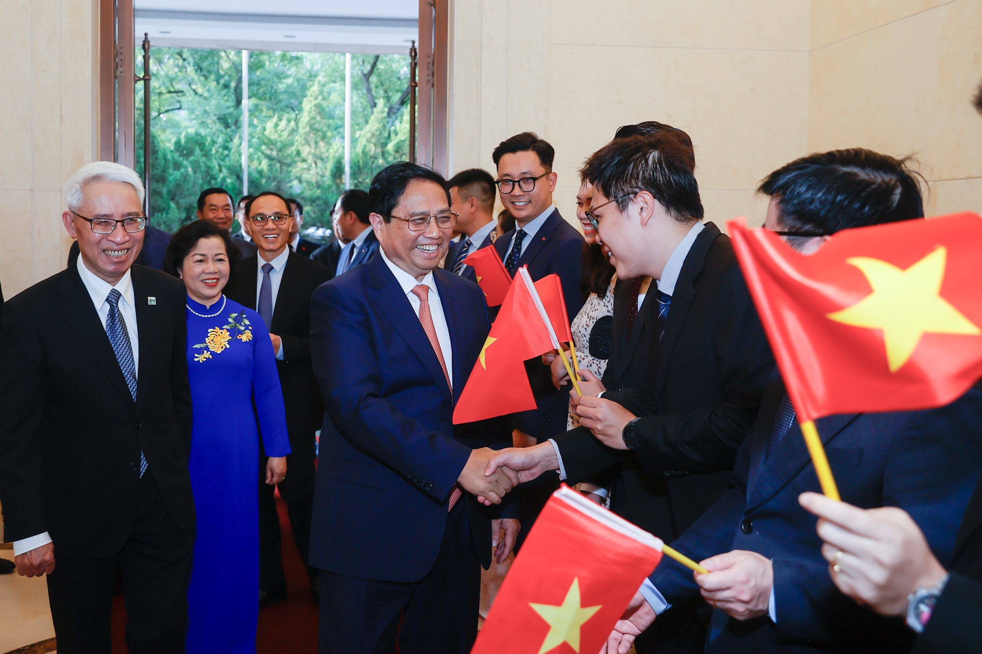 Thủ tướng Phạm Minh Chính gửi gắm gì khi thăm Đại sứ quán Việt Nam tại Trung Quốc?- Ảnh 1.