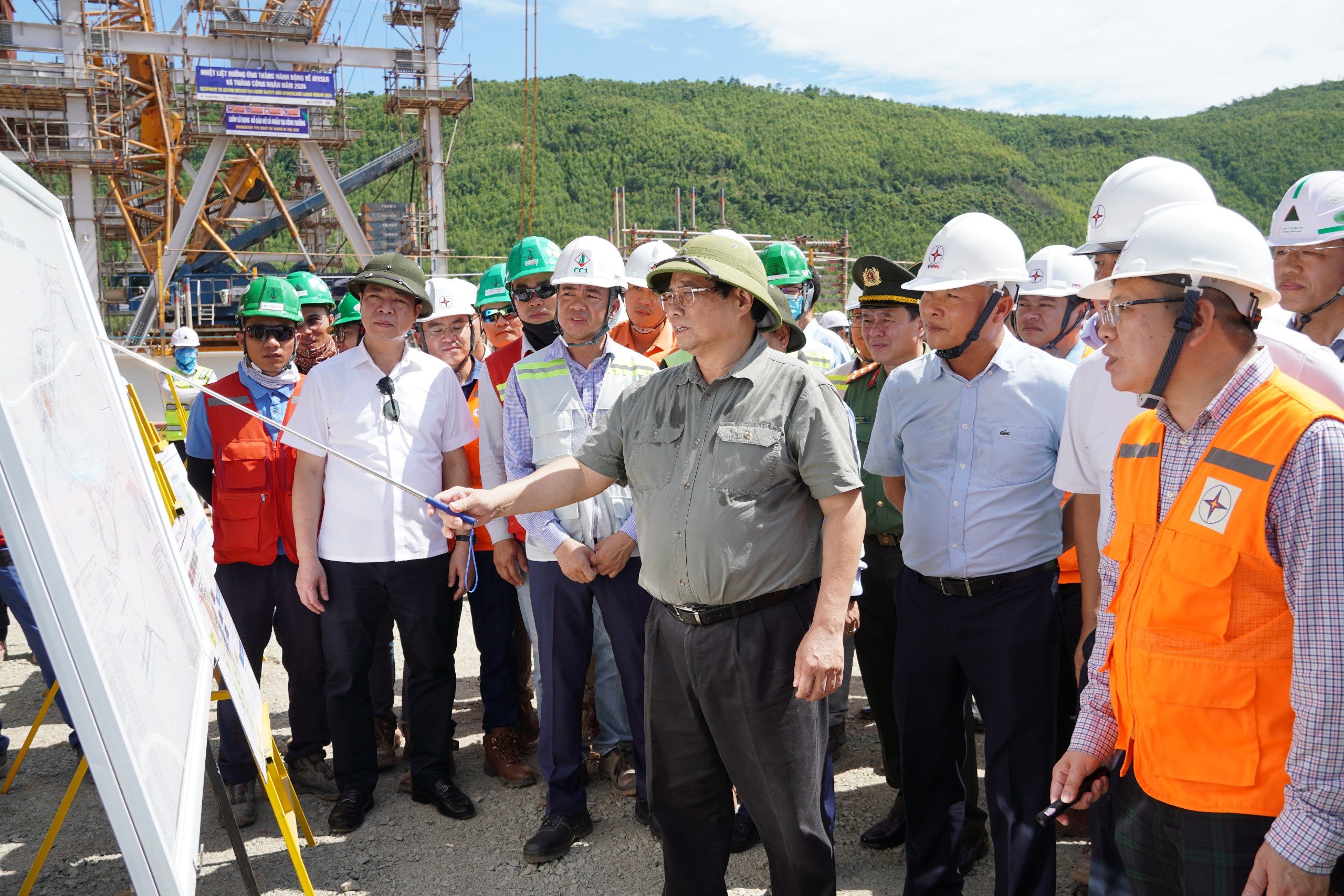 Thủ tướng Chính phủ Phạm Minh Chính kiểm tra tiến độ các dự án trọng điểm tại Quảng Bình