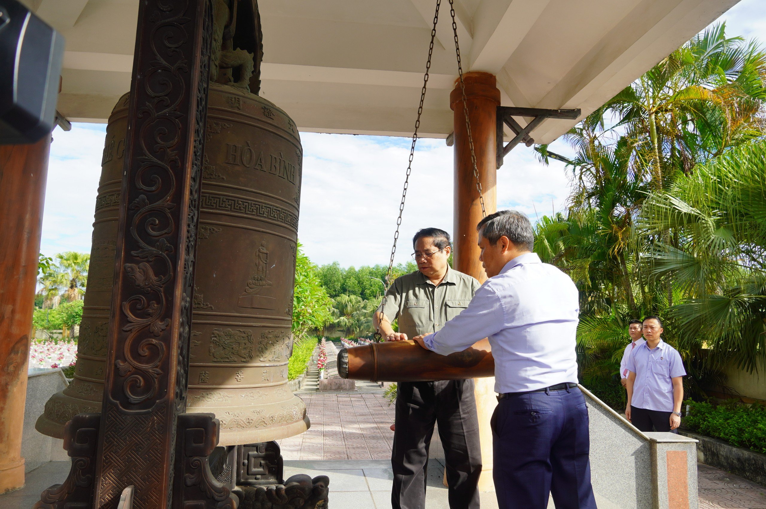 Thủ tướng Phạm Minh Chính viếng mộ Đại tướng Võ Nguyên Giáp ở Vũng Chùa - Đảo Yến- Ảnh 1.