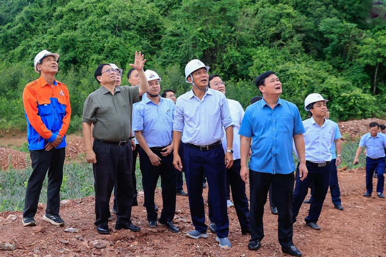 Thủ tướng đi thị sát đường dây 500kV tại Thanh Hóa và Nghệ An  - Ảnh: VGP