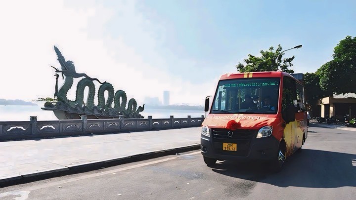 Xe buýt City Tour giúp du khách có cơ hội ngắm nhìn các cung đường ven Hồ Tây. (Nguồn: City Tour)