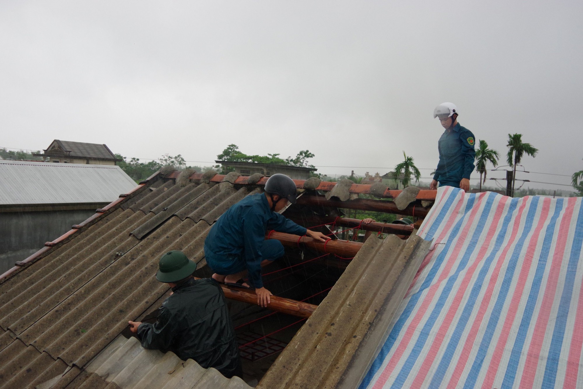 Bộ đội giúp dân sau mưa lốc: không để nhân dân sống cảnh màn trời chiếu đất - Ảnh 1.