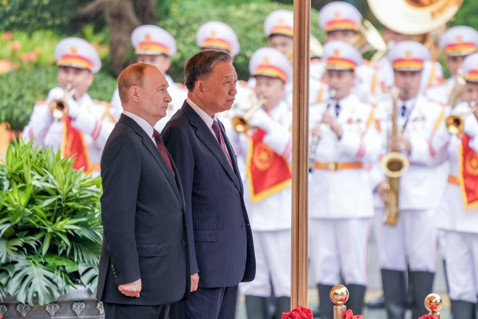 Chủ tịch nước Tô Lâm và Tổng thống Liên bang Nga Vladimir Putin duyệt Đội danh dự Quân đội Nhân dân Việt Nam. Ảnh: Khánh Huy