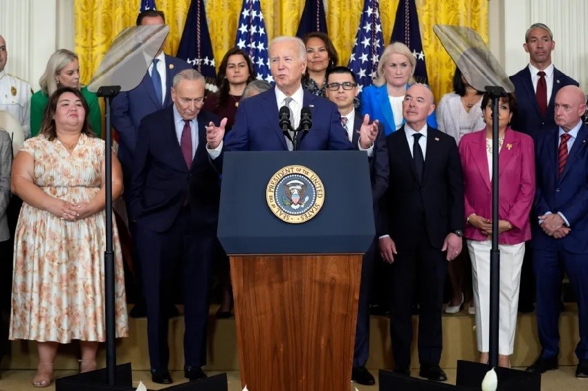 Tổng thống Mỹ Joe Biden tung chính sách mạnh mẽ nhất, cơ hội lớn cho người nhập cư trái phép lâu năm