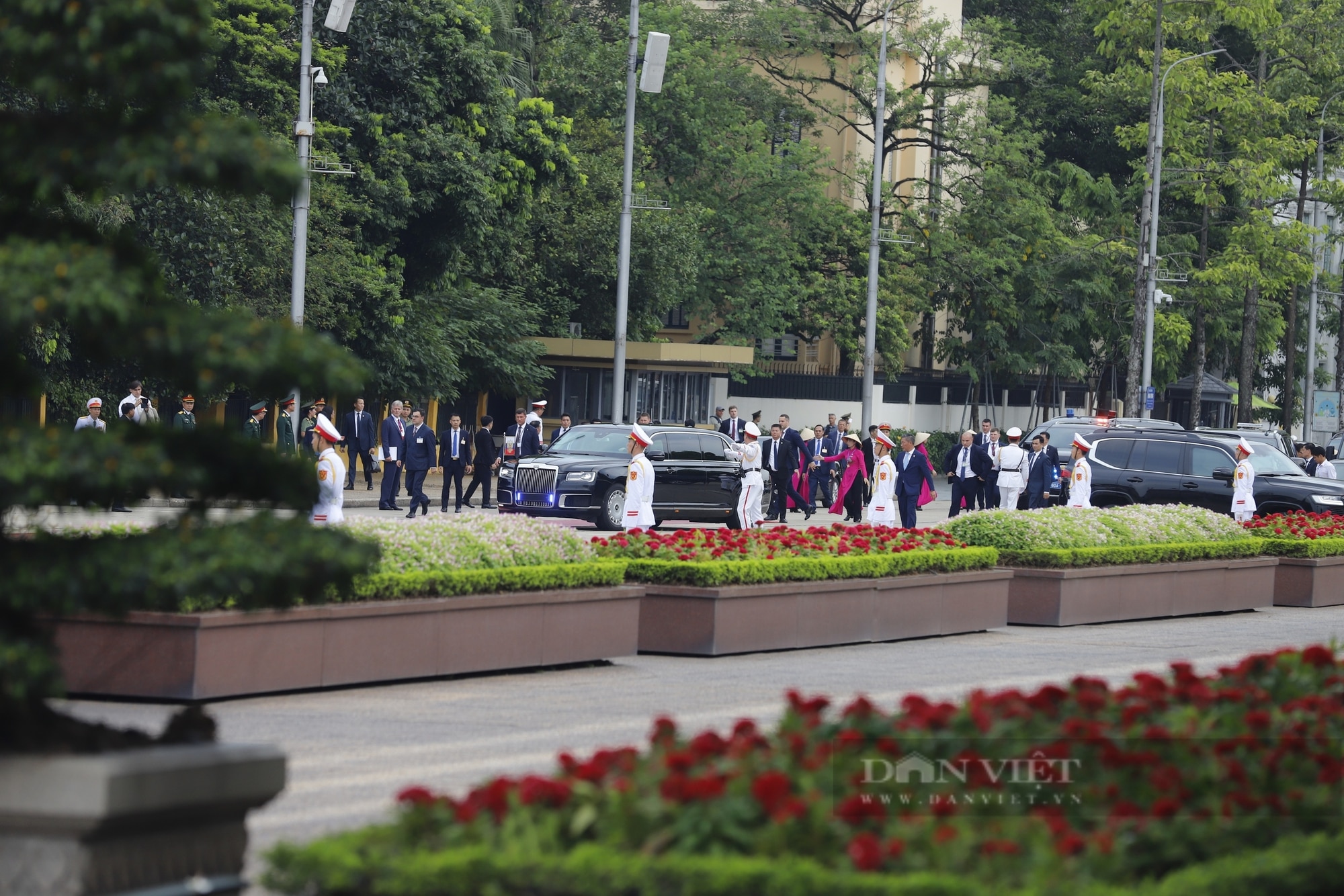 Tổng thống Nga Putin đặt vòng hoa và vào Lăng viếng Chủ tịch Hồ Chí Minh- Ảnh 1.