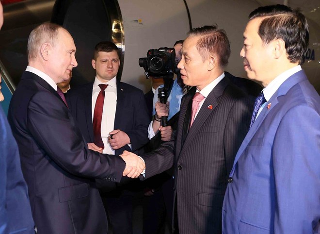 Tổng thống Nga Putin đến Nội Bài, bắt đầu chuyến thăm Việt Nam