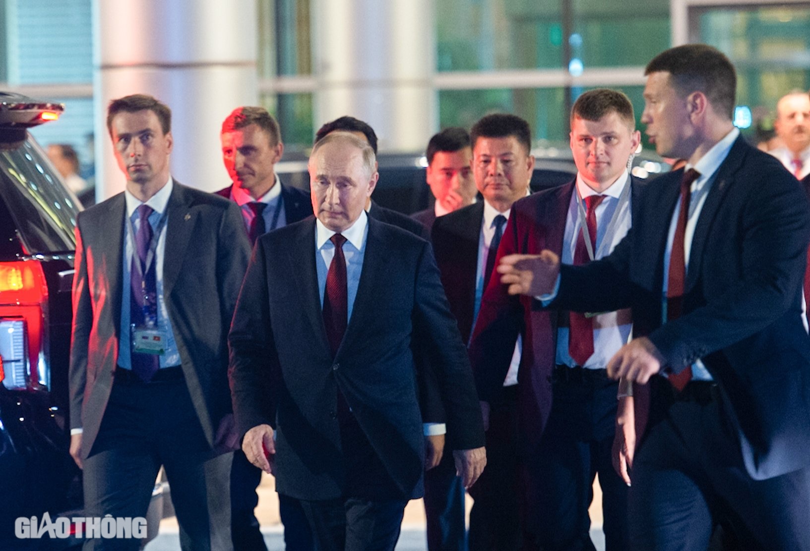 Tổng thống Nga Putin lên máy bay rời Hà Nội- Ảnh 1.