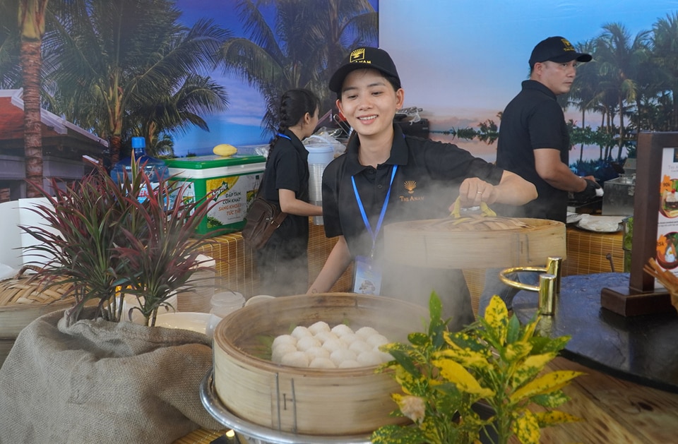 Liên hoan Du lịch Biển Nha Trang 2024 với chủ đề “Vịnh ngọc Nha Trang bừng sáng” được tổ chức tại Nha Trang - Khánh Hòa có hơn 200 gian hàng giới thiệu các sản phẩm du lịch, thương mại, ẩm thực với không gian hoạt động mở. 