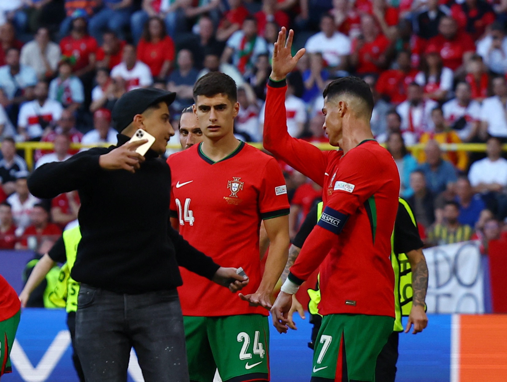 Ronaldo tỏ ra mệt mỏi khi liên tục bị CĐV xin selfie khiến trận đấu bị gián đoạn - Ảnh: REUTERS