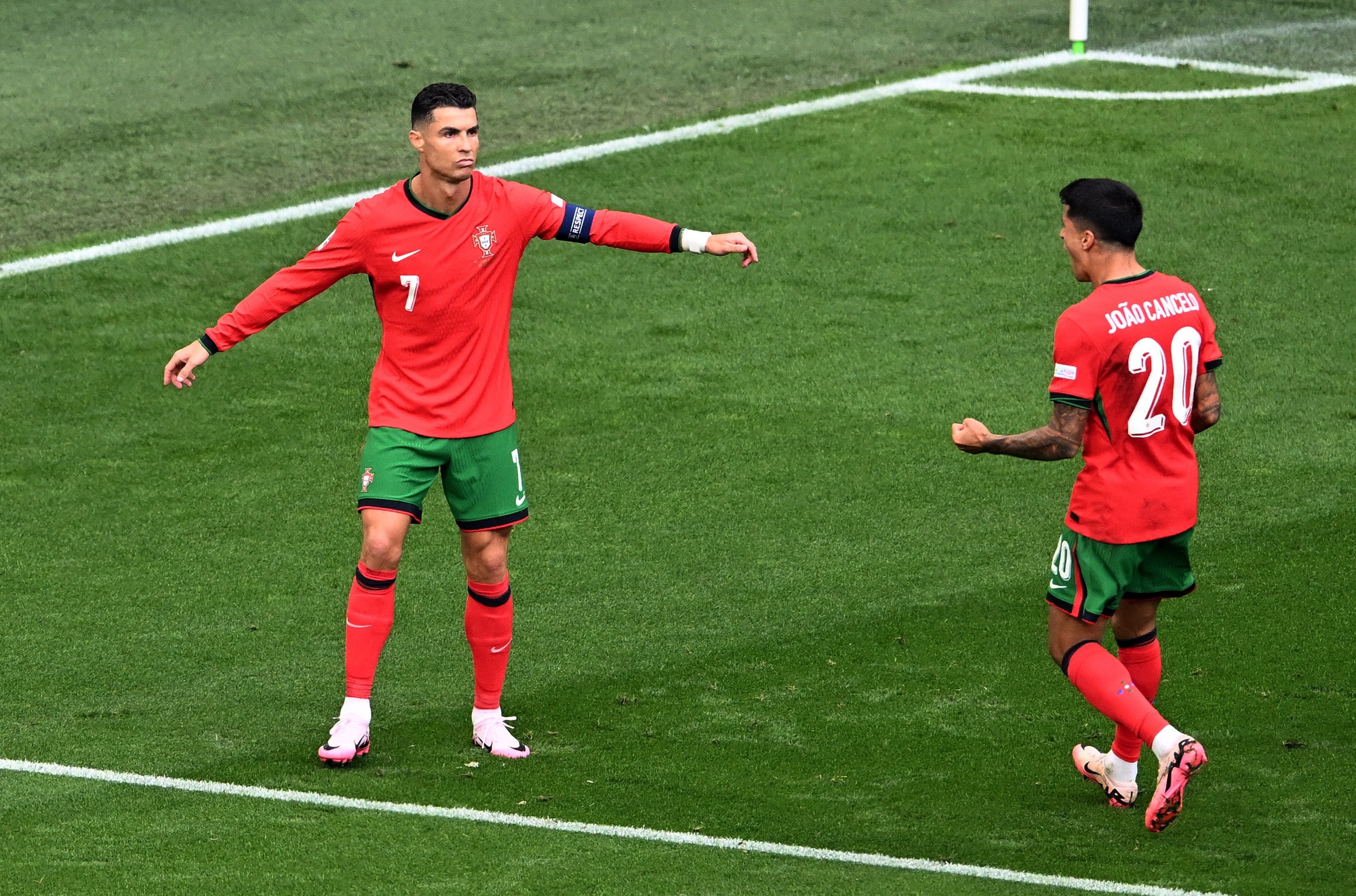 Ronaldo đi vào lịch sử Euro với số lần kiến tạo thành bàn nhiều nhất - 8 lần - Ảnh: REUTERS