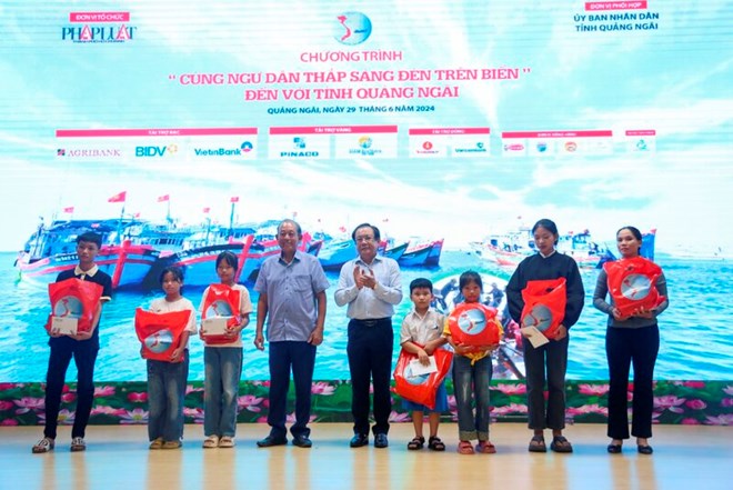 Trao tặng hơn 1 tỉ đồng cho ngư dân Quảng Ngãi