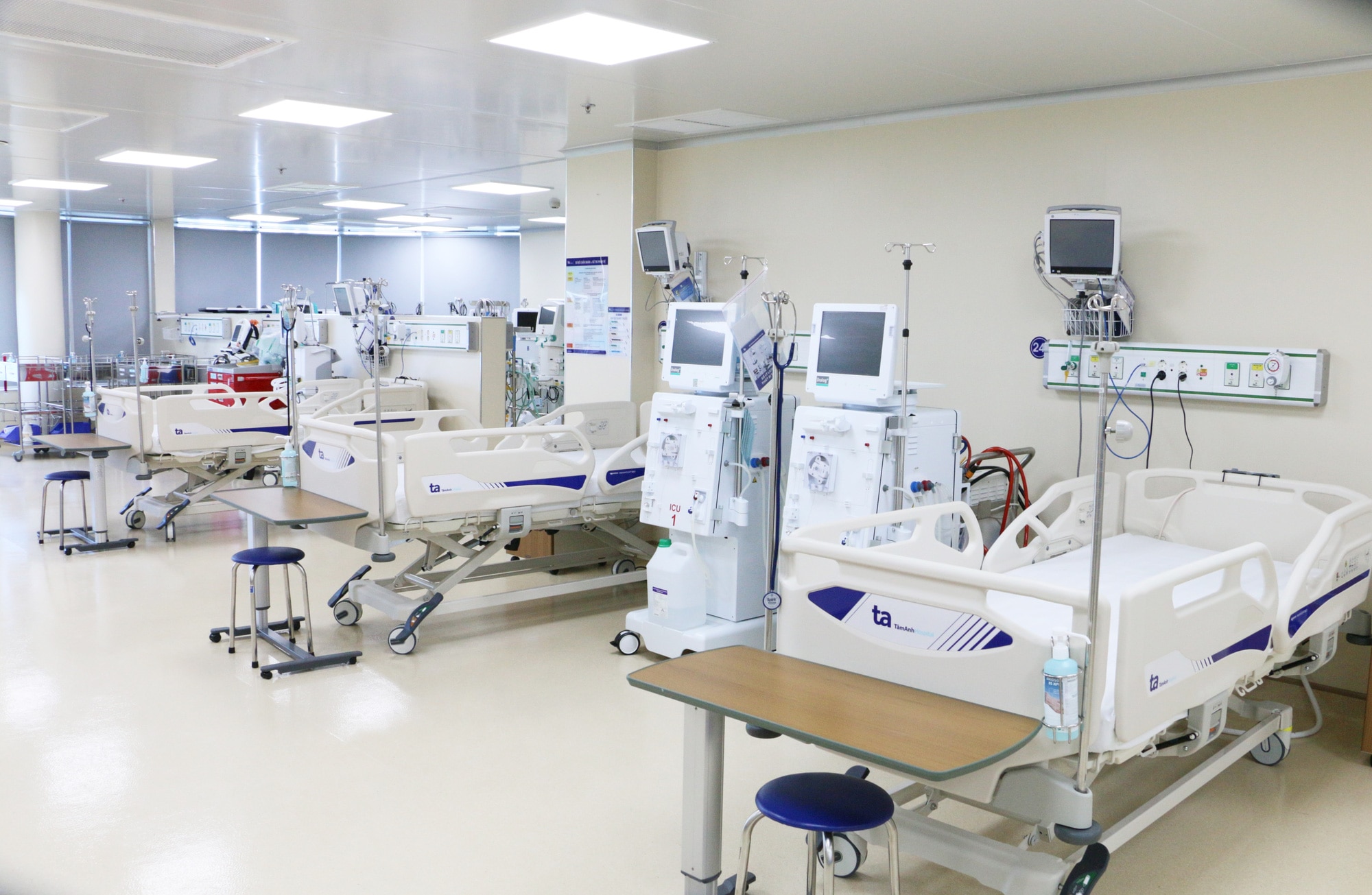 Trung tâm hồi sức cấp cứu được đầu tư các trang thiết bị máy móc tiên tiến bậc nhất cho phép thực hiện nhiều kỹ thuật hồi sức cấp cứu cao cấp - Ảnh: GIA HƯNG
