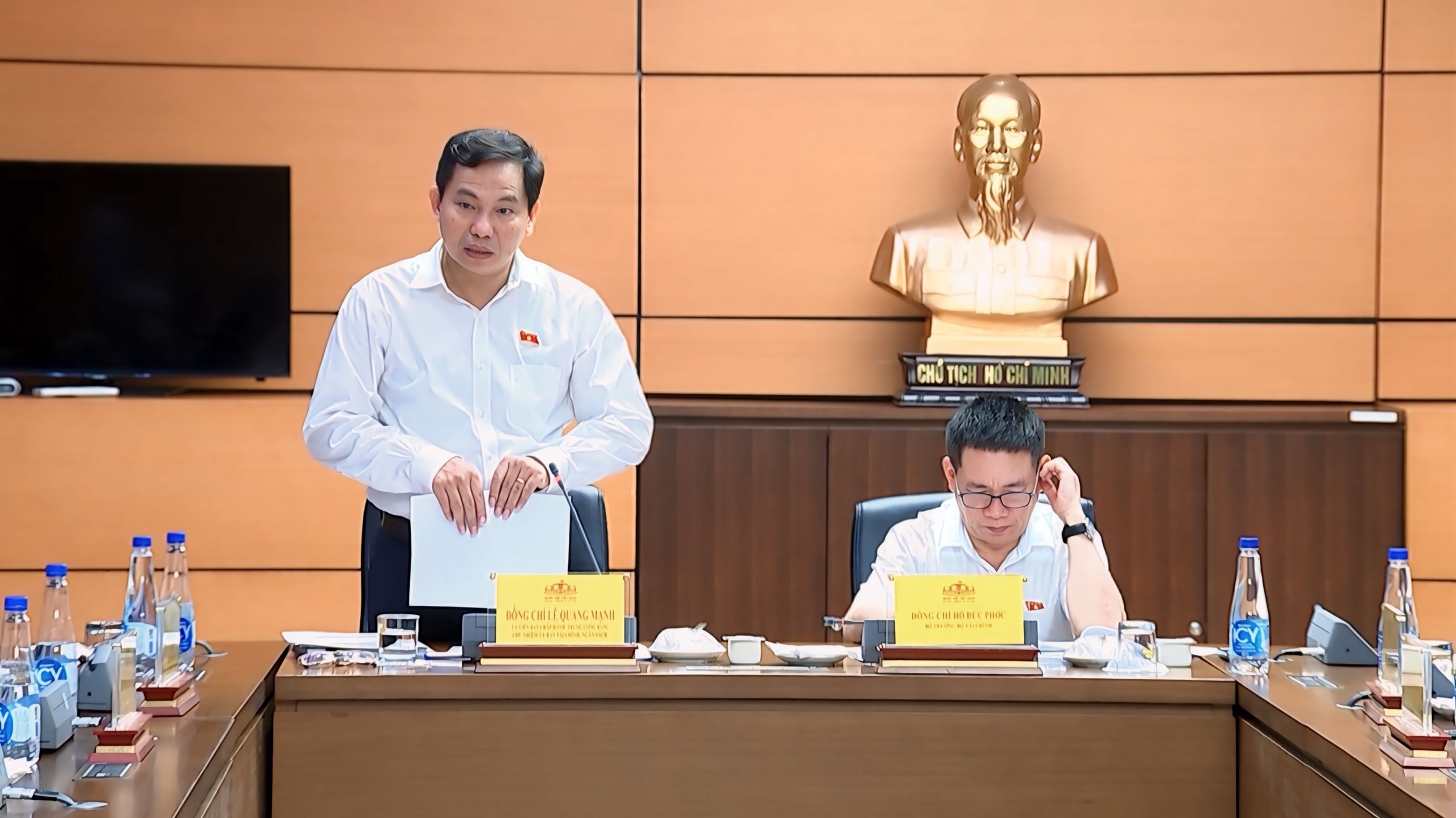 Chủ nhiệm Ủy ban Tài chính - Ngân sách Lê Quang Mạnh phát biểu tại phiên họp - Ảnh: Hồ Long