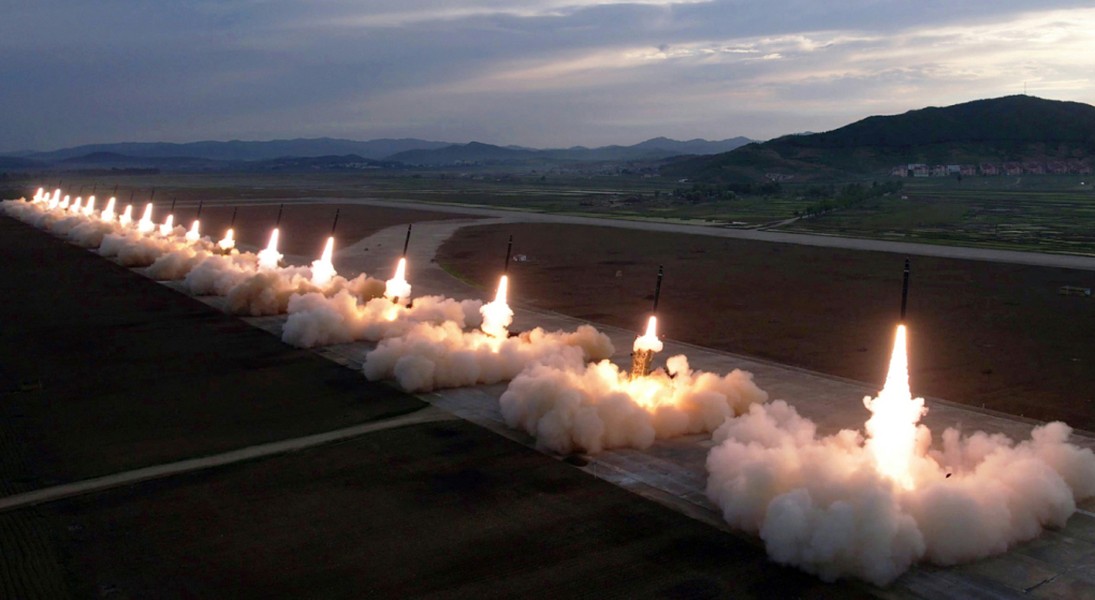 Triều Tiên diễn tập tấn công phủ đầu với 18 tên lửa có thể mang đầu đạn hạt nhân- Ảnh 2.