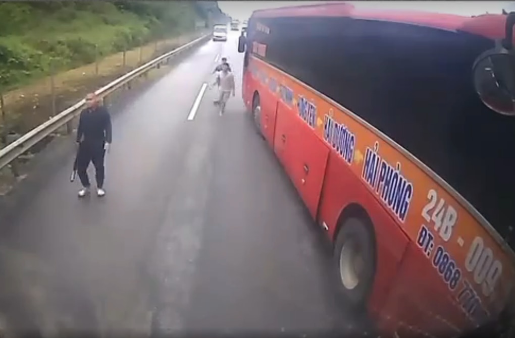 Triệu tập 3 người chặn xe tải đánh tài xế trên cao tốc Nội Bài - Lào Cai - 1