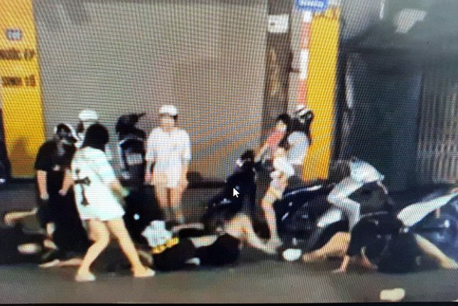 Triệu tập nhóm thiếu nữ đánh nhau giữa đường ở Hà Nội ảnh 1