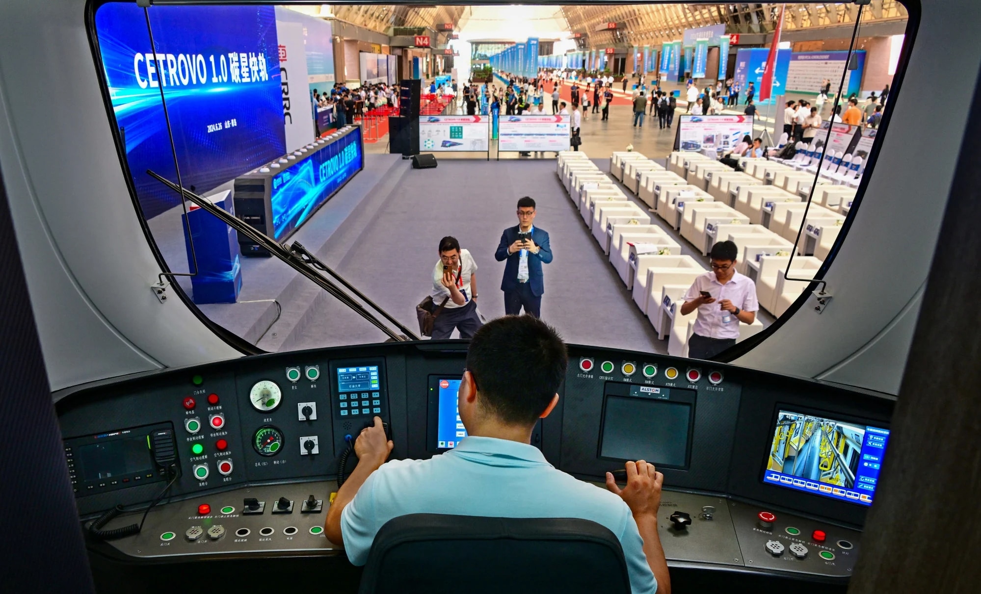 Trung Quốc ra mắt tàu điện ngầm siêu nhẹ với khung, thân làm từ sợi carbon- Ảnh 1.