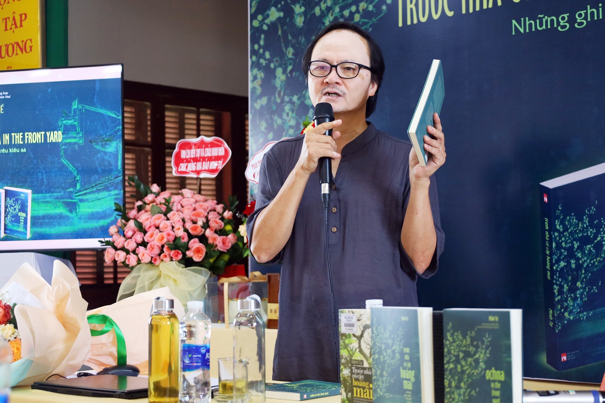 Tác giả Minh Tự giao lưu cùng đọc giả tại buổi ra mắt sách tái bản - Ảnh: MINH AN