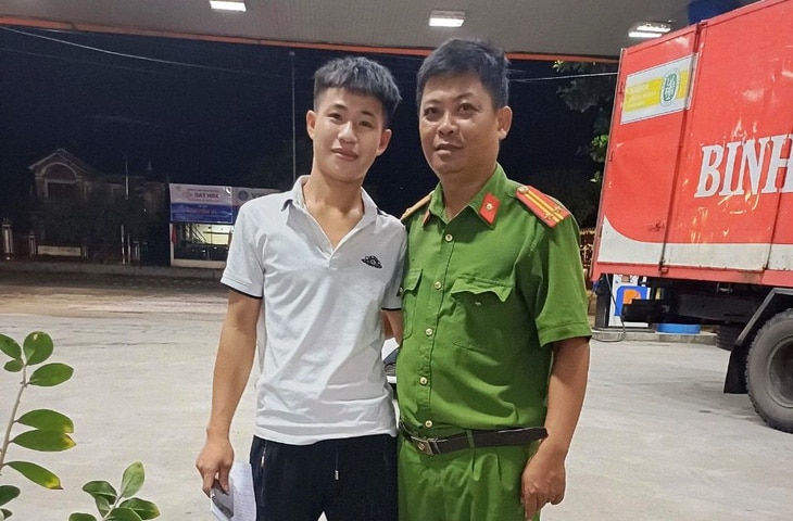 Anh Nguyễn Hữu Phong (trái) cùng trưởng Công an xã Phong Thu, trung tá Lê Viết Hòa sau khi cả hai đội mưa đi tìm điện thoại - Ảnh: HUẾ THƯƠNG
