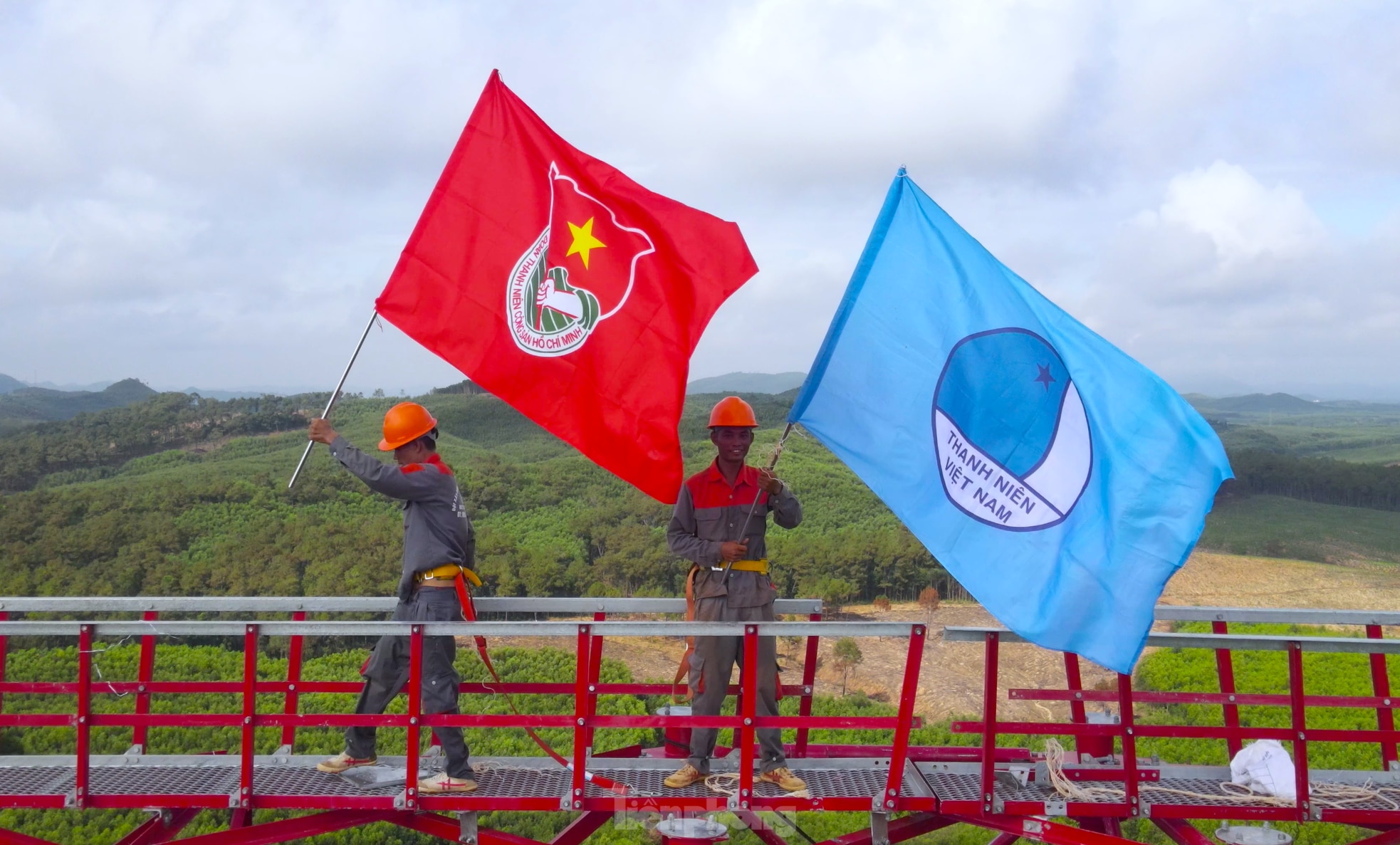 Tự hào lá cờ Đoàn phấp phới tung bay trên cột điện 500kV mạch 3 đoạn qua Nghệ An ảnh 13