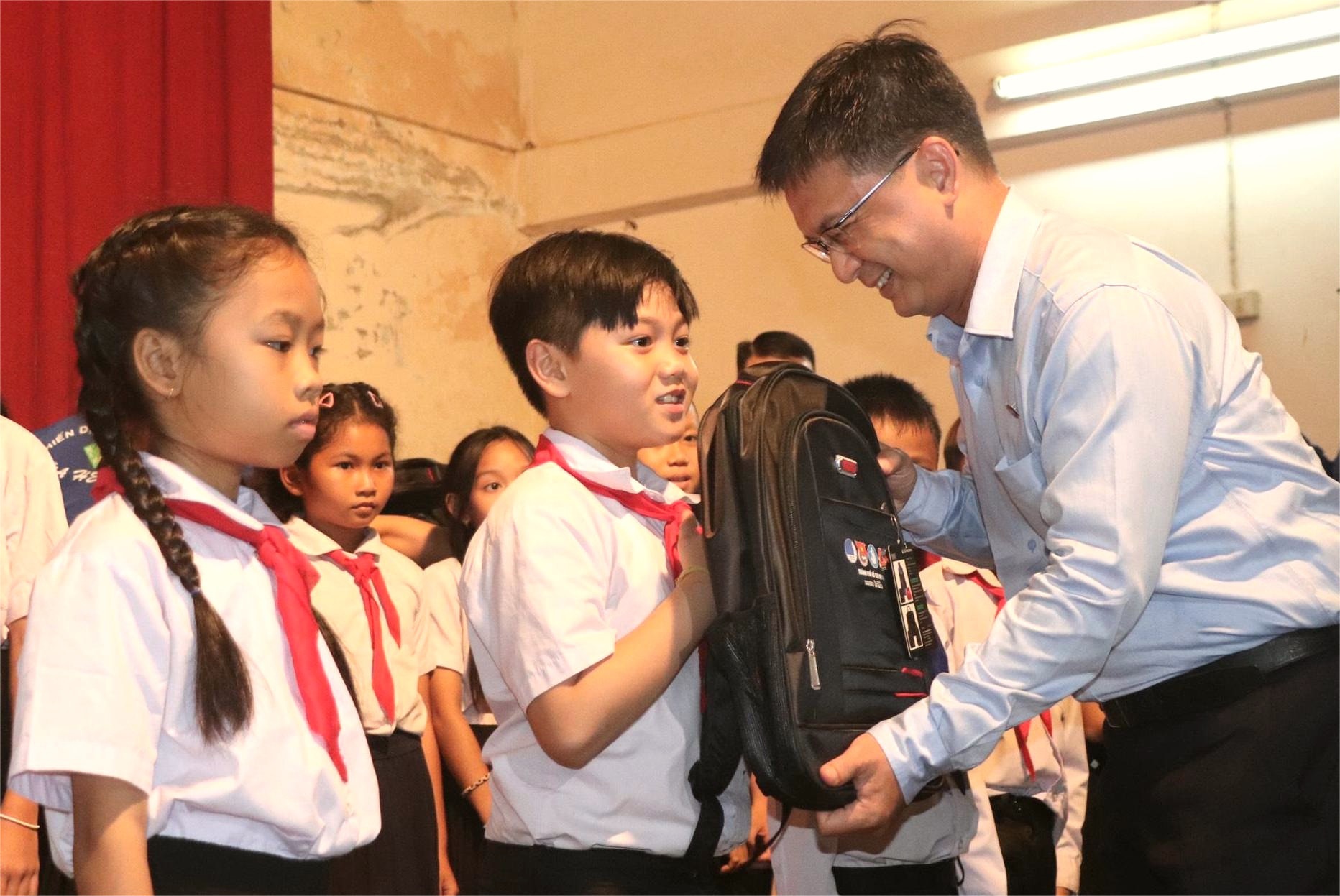 Trưởng Ban Dân vận Thành ủy TP.HCM Nguyễn Mạnh Cường trao quà cho học sinh tại Trường tiểu học  Hữu nghị Việt - Lào - Ảnh: DIỆU QUÍ