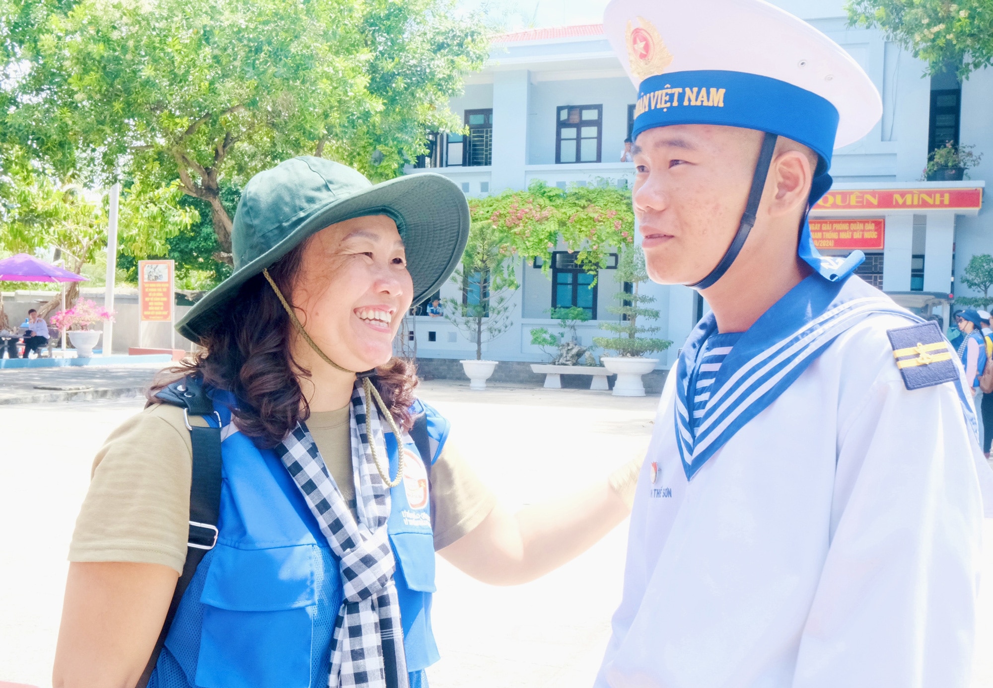 Giây phút người mẹ Nguyễn Thị Lành gặp lại con trai Huỳnh Thế Sơn ngay tại đảo Sinh Tồn - Ảnh: HÀ THANH