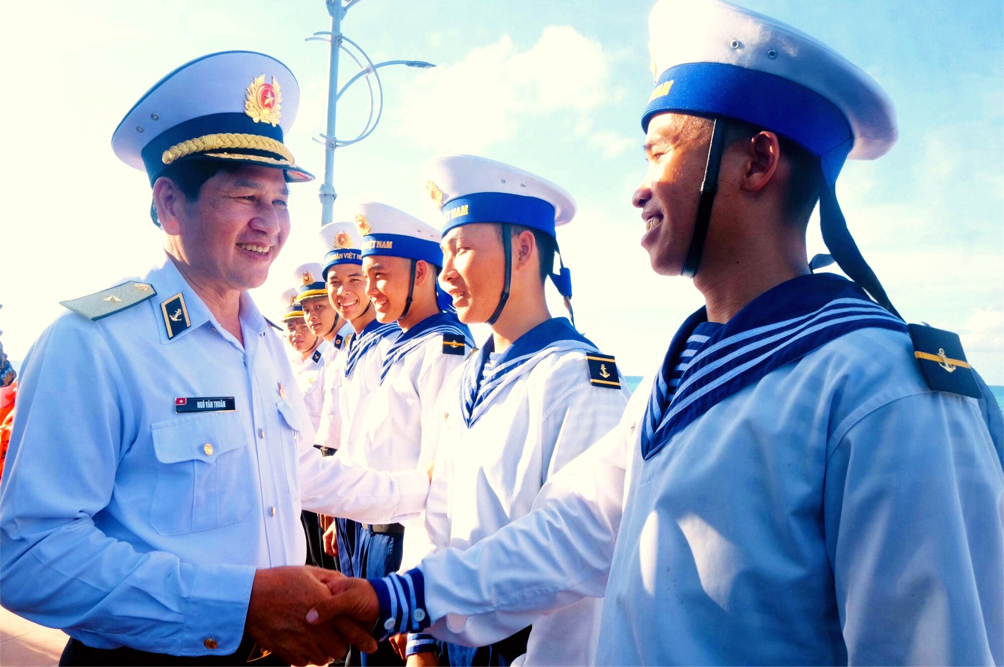 Chuẩn đô đốc Ngô Văn Thuân (trái) - chính ủy Vùng 4 Hải quân - gặp gỡ, động viên những người trẻ đang công tác ở quần đảo Trường Sa - Ảnh: HÀ THANH