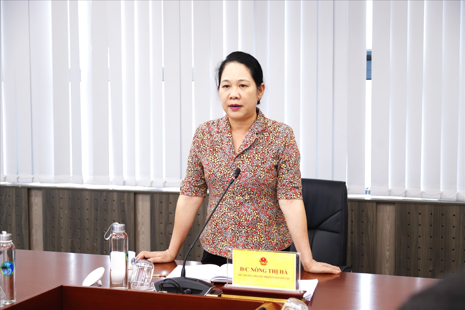 Thứ trưởng, Phó Chủ nhiệm Nông Thị Hà chủ trì cuộc họp