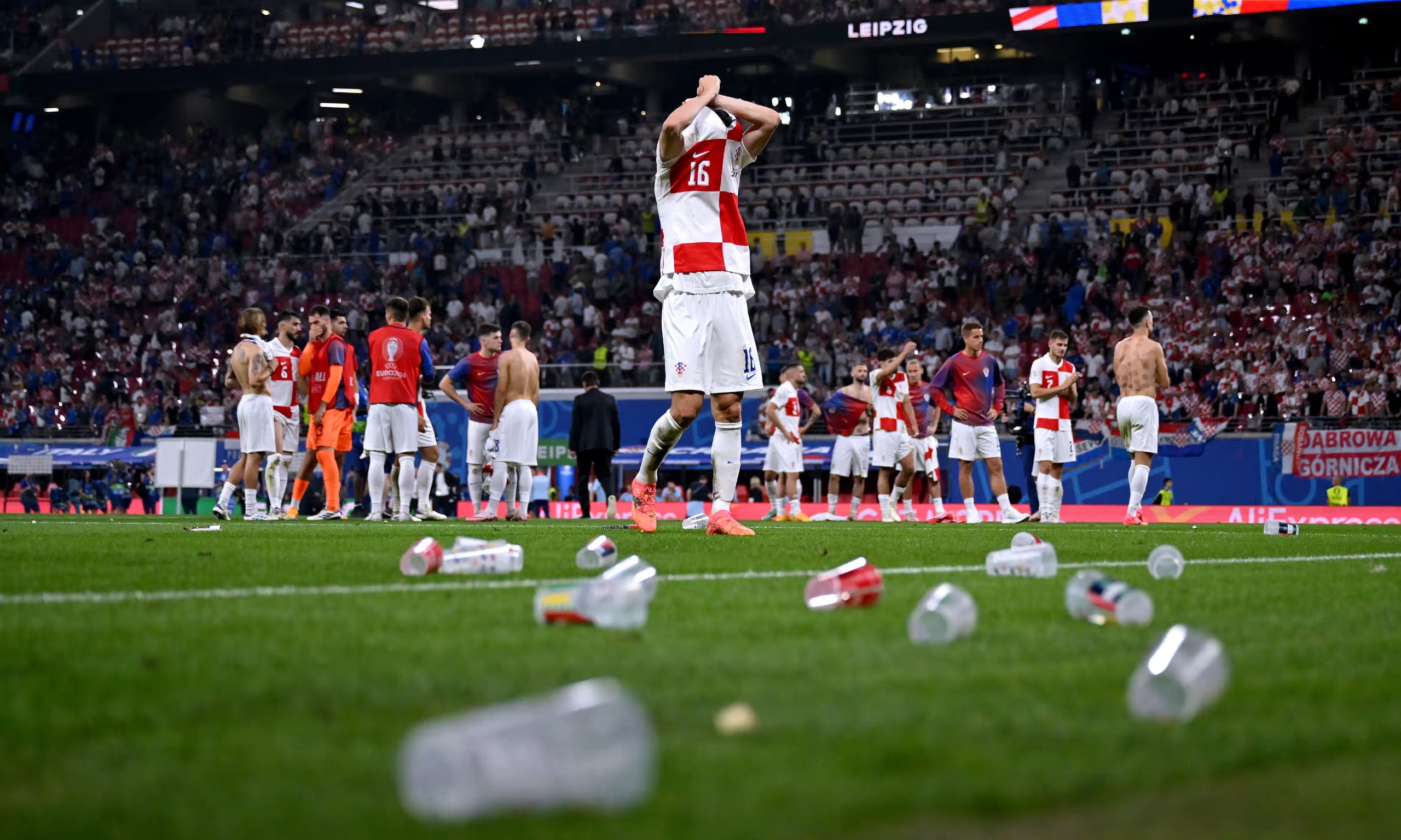 Ném cốc bia xuống sân phản đối cầu thủ, HLV: Vấn nạn nghiêm trọng tại EURO 2024- Ảnh 1.